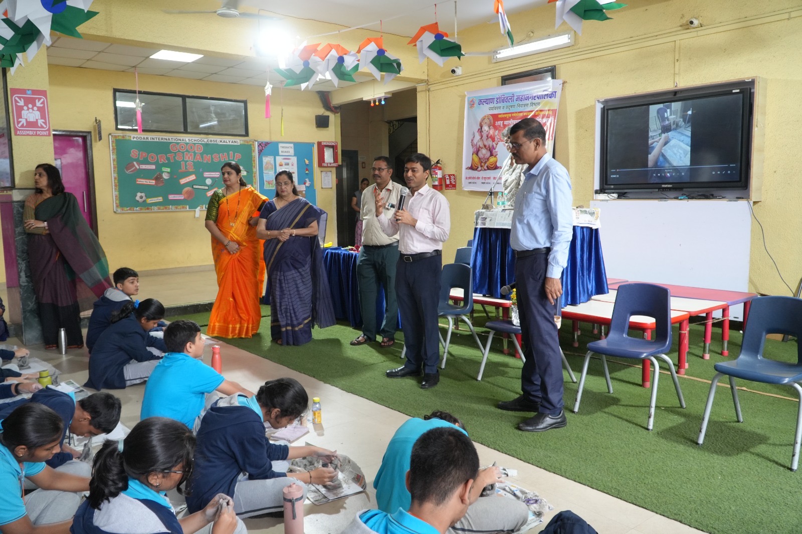 “शाडू मिट्टी गणेश मूर्ति कार्यशाला में विद्यार्थियों से संवाद करते KDMC आयुक्त अभिनव गोयल।”